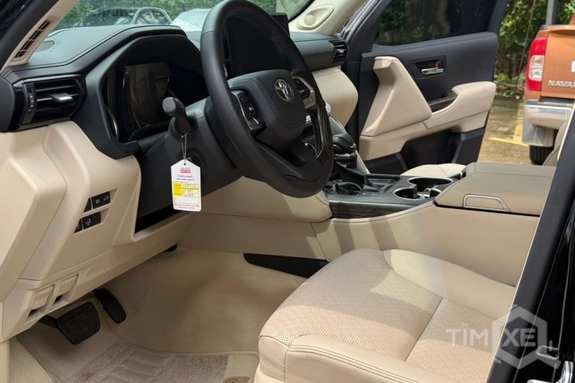 Bán Toyota Land Cruiser LC300 sản xuất 2024 siêu lướt. - TimXe.Net