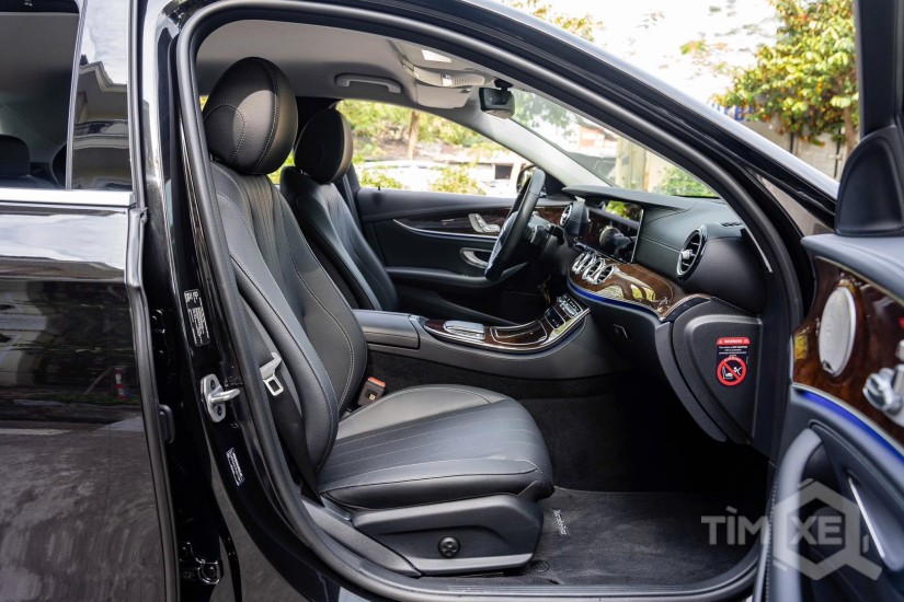 Bán Xe Mercedes-Benz E Class E200 Exclusive 2023 Màu Đen Nội Thất Đen Siêu Lướt Chính Hãng - TimXe.Net