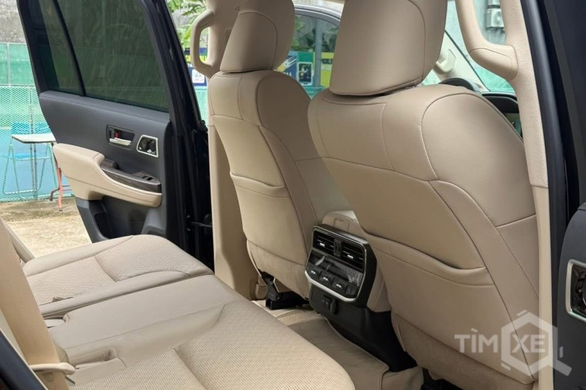 Bán Toyota Land Cruiser LC300 sản xuất 2024 siêu lướt. - TimXe.Net