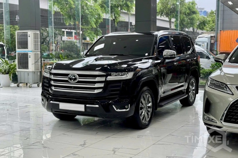 Bán Toyota Land Cruiser LC300 màu đen, Nội thất kem, sản xuất 2024. - TimXe.Net
