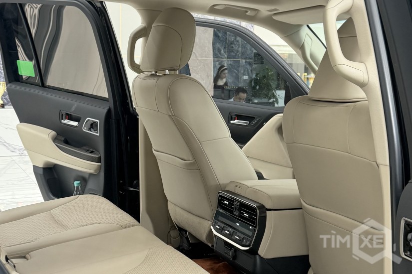 Land Cruiser LC300 sản xuất 2024 siêu lướt, full Bodykit và PPF. - TimXe.Net