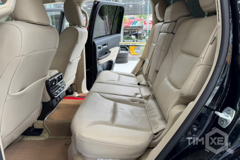 Bán Toyota Land Cruiser LC300 màu đen, Nội thất kem, sản xuất 2024. - TimXe.Net