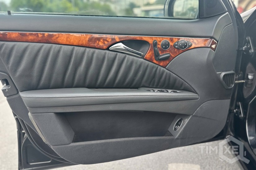Xe Mercedes-Benz E280 Màu Đen Nội Thất Đen 2005 - TimXe.Net