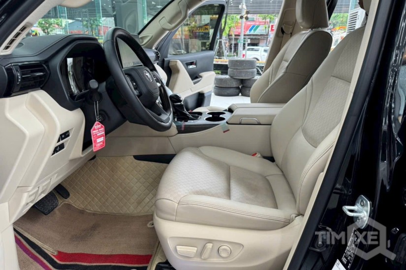 Bán Toyota Land Cruiser LC300 màu đen, Nội thất kem, sản xuất 2024. - TimXe.Net