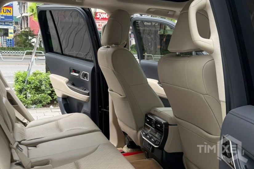 Bán Toyota Land Cruiser LC300, đăng ký 2025, xe mới 99%. - TimXe.Net