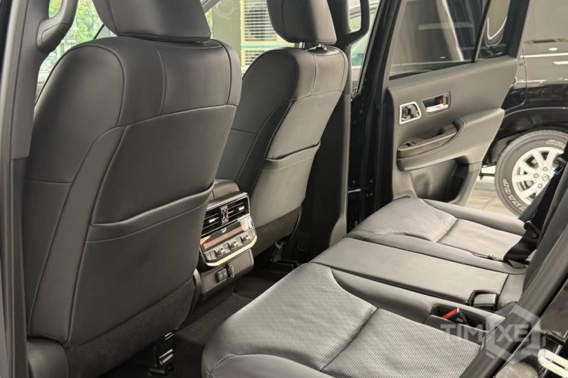 Bán Toyota Land Cruiser LC300 sản xuất 2025, siêu lướt 6000 Km. - TimXe.Net