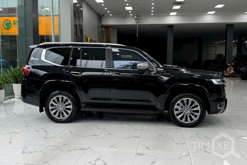 Bán Toyota Land Cruiser LC300 màu đen, Nội thất kem, sản xuất 2024. - TimXe.Net