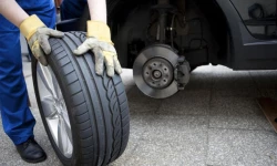 Lốp và phanh cũng bị kiểm soát chặt chẽ để chống ô nhiễm môi trường
