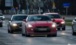 Nissan GT-R nhả khói đen mù mịt trên phố khiến nhiều người lái xe phát hoảng