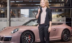 Nữ vận động viên quần vợt Laura Siegemund nhận Porsche 911 GTS mui trần màu lạ Nữ vận động viên quần vợt Laura Siegemund nhận Porsche 911 GTS mui trần màu lạ