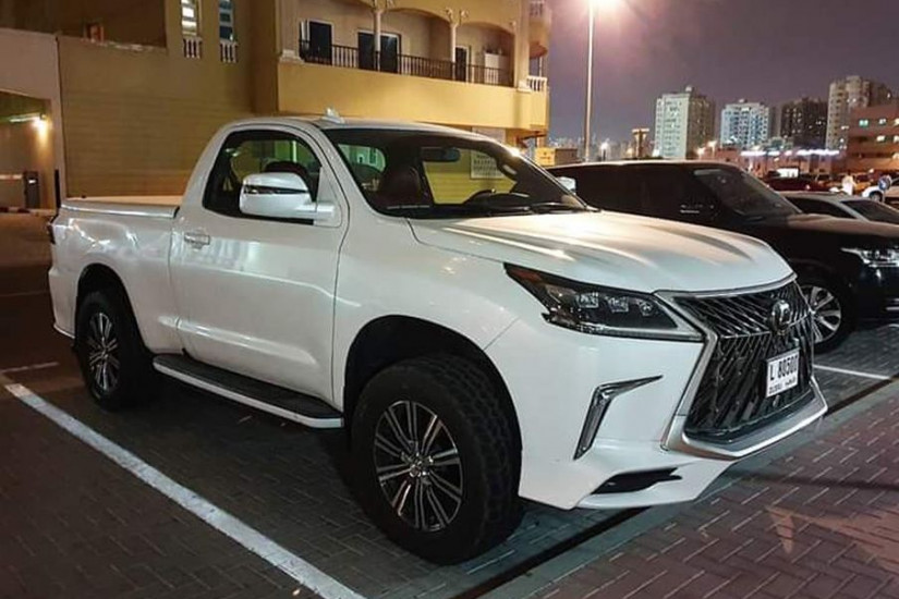 Lạ lẫm với phiên bản “bán tải” của Lexus LX570 trên đường phố Dubai