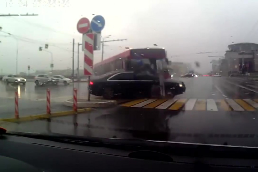 Đáng sợ cảnh xe buýt vượt đèn đỏ, đâm mạnh và kéo lê xe Audi A8