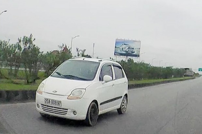 Ô tô, xe máy đi ngược chiều trên cao tốc sẽ bị xử phạt như thế nào?