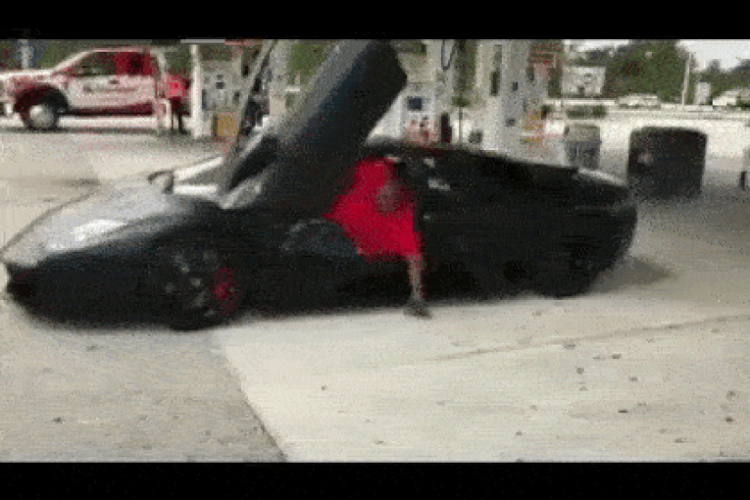 Đây là cách những người có cân nặng quá khổ thoát khỏi khoang lái siêu xe Lamborghini