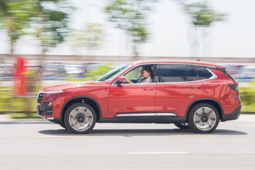 Ngô Thanh Vân 'đạp ga' VinFast Lux lên tốc độ trên 100km/h, phấn khích vì lái xe 'quá đã'!