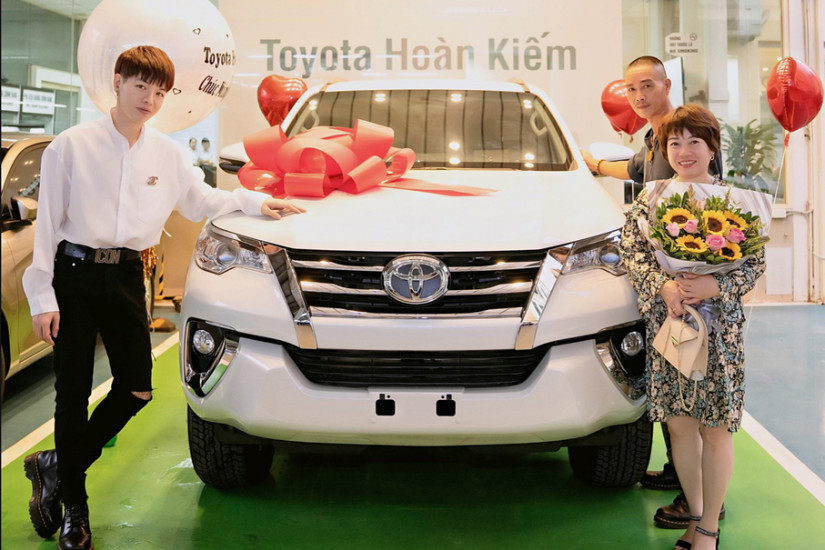 Tuổi trẻ tài cao, Đức Phúc chi lớn sắm Toyota Fortuner tặng bố mẹ