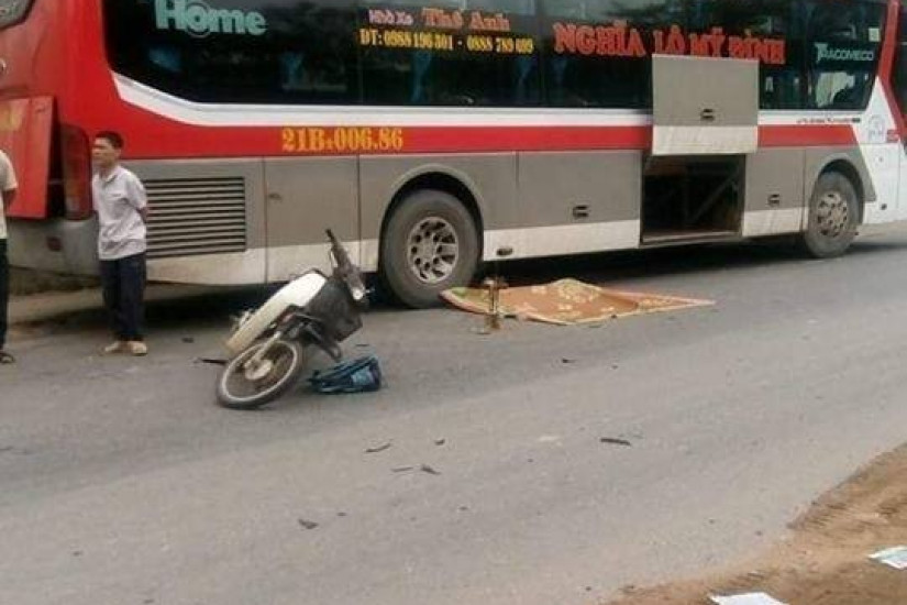 Phú Thọ: Bị ô tô khách tông trúng ở tốc độ cao, 3 ông cháu đi xe máy thương vong