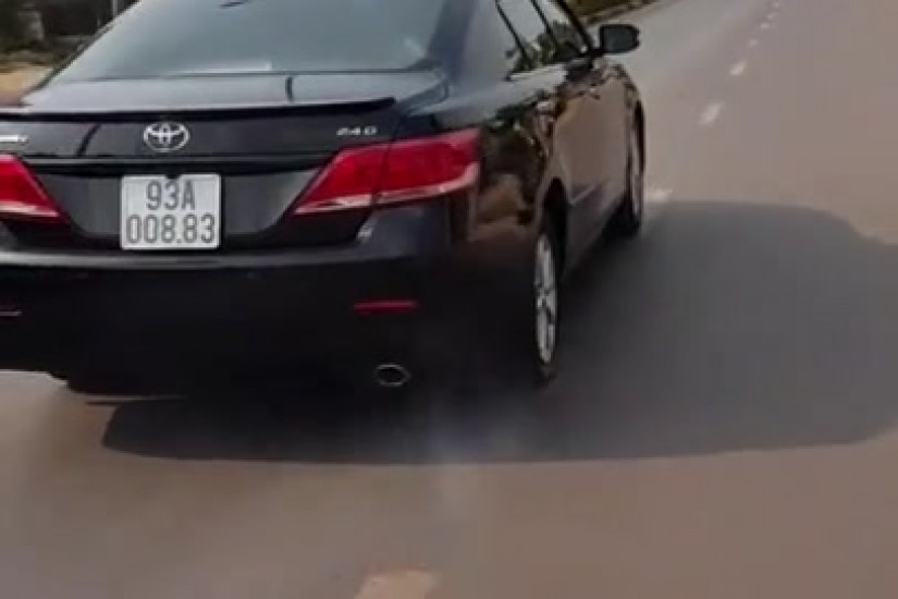 Toyota Camry bị bó phanh vẫn “bất khuất” chạy trên phố