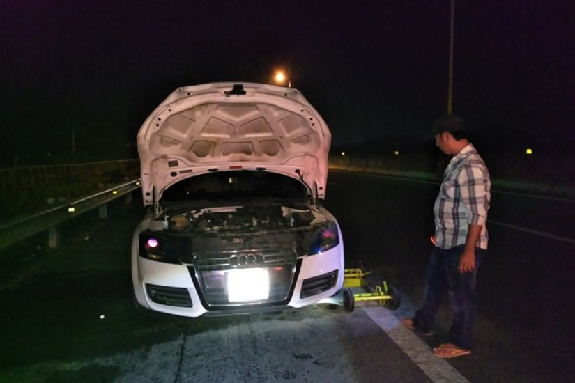 Timxe.net - Xe sang Audi TT bất ngờ phát hỏa trên cao tốc Tp. Hồ Chí Minh - Trung Lương