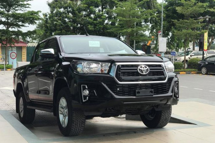 Toyota Fortuner có phiên bản mới, Hilux giảm giá 33 triệu đồng