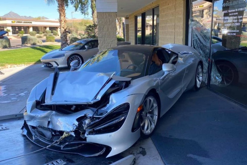 Timxe.net - Đâm thẳng vào 2 siêu xe McLaren 720S, chủ xe BMW X5 'hú hồn'