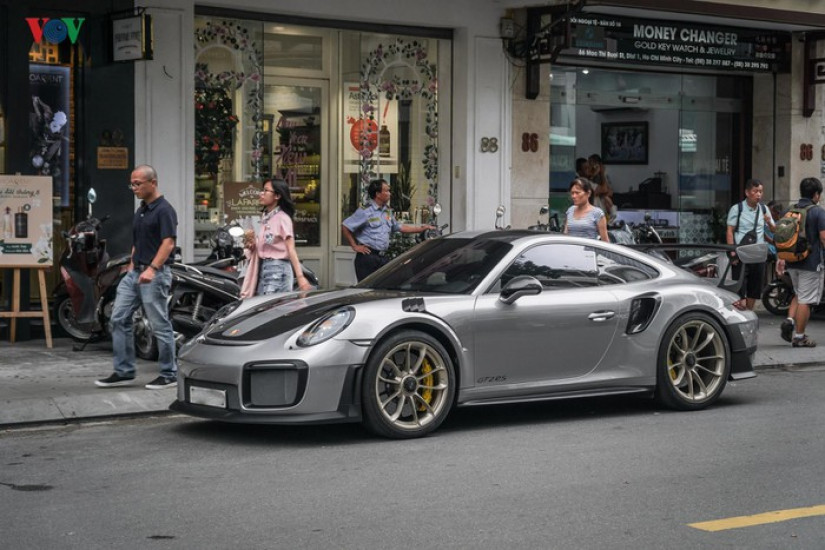 Cận cảnh Porsche 911 GT2 RS dạo phố Sài Gòn