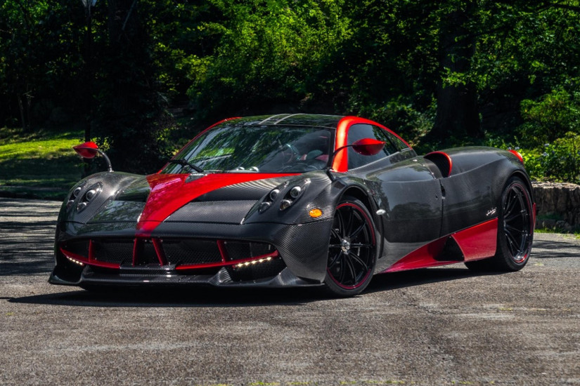 Cặp đôi Pagani Huayra đang được rao bán sở hữu gói trang bị mà "thần gió" của Nhật Minh rất "thèm khát"