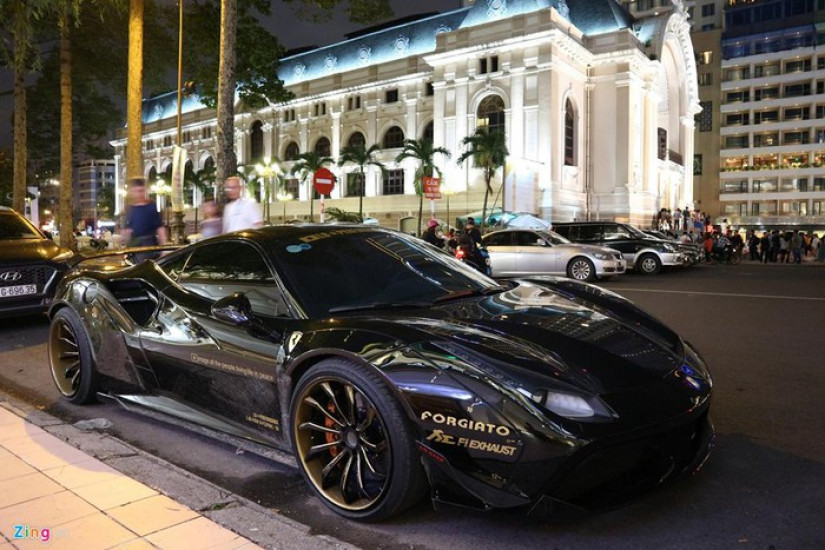 Cận cảnh siêu xe Ferrari 488 GTB độ Liberty Walk độc nhất VN
