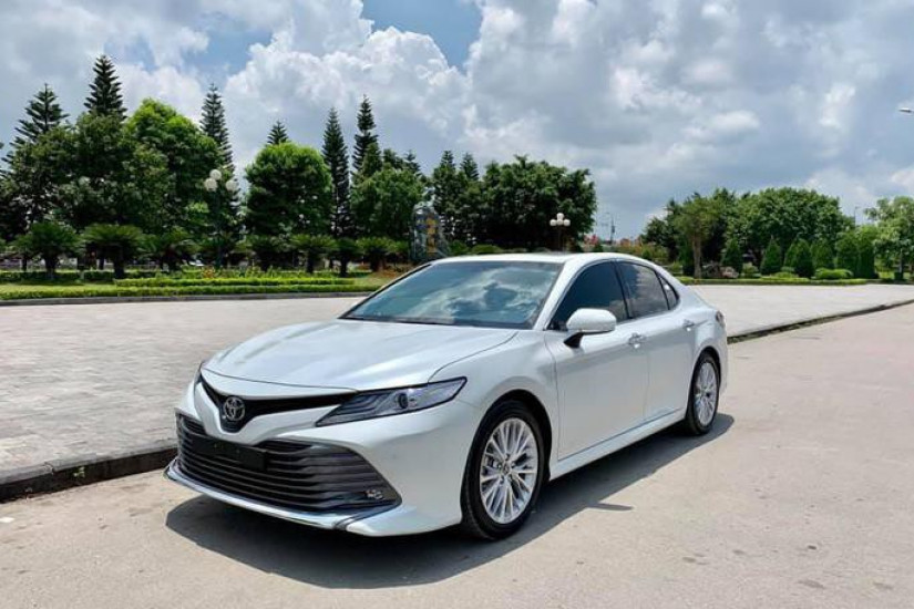 Toyota Camry 'áp đảo' Honda Accord, Mazda6 trong cuộc đua doanh số