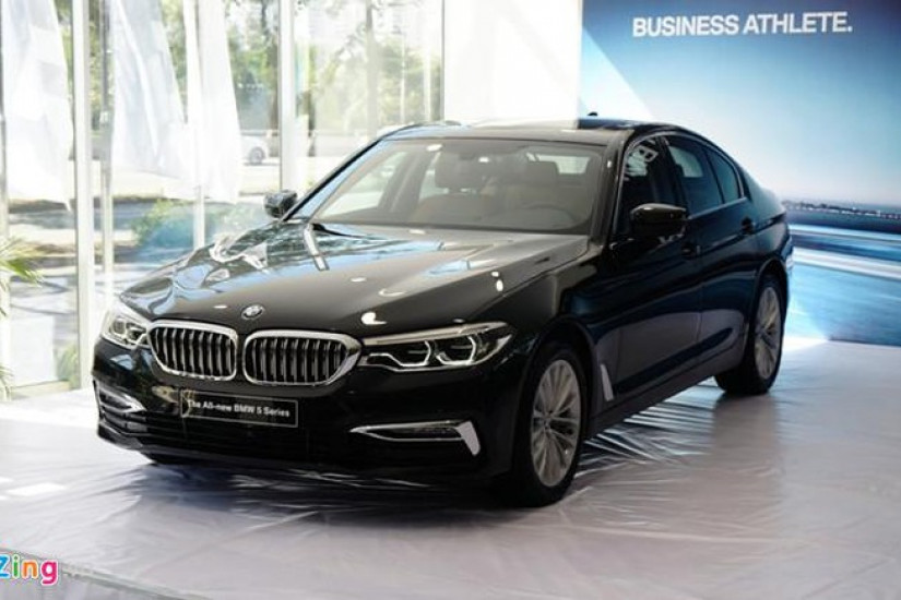 Xe sang BMW, Mercedes hạ giá, Toyota Camry vẫn đúng giá niêm yết