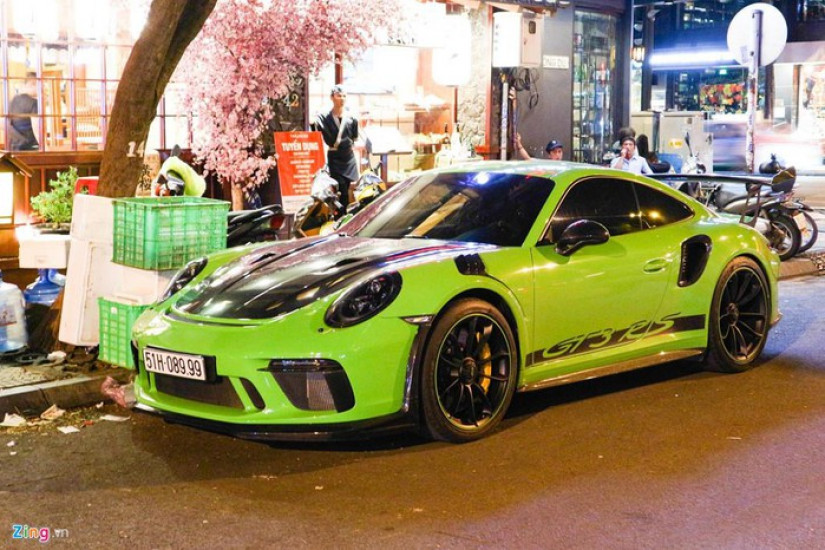 Siêu xe Porsche 911 GT3 RS màu xanh lá độc nhất xuống phố Sài Gòn