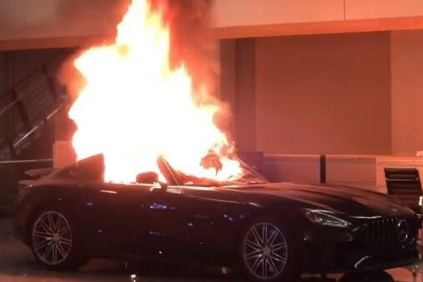 Người biểu tình đập phá, đốt cháy xe sang Mercedes-Benz trong đại lý