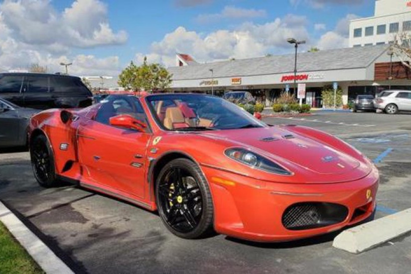 Xem đại gia khoe xe Ferrari bằng cách cực 'dị'