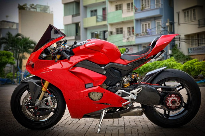 Môtô tiền tỷ Ducati Panigale V4 S với gói độ đắt giá tại TP.HCM