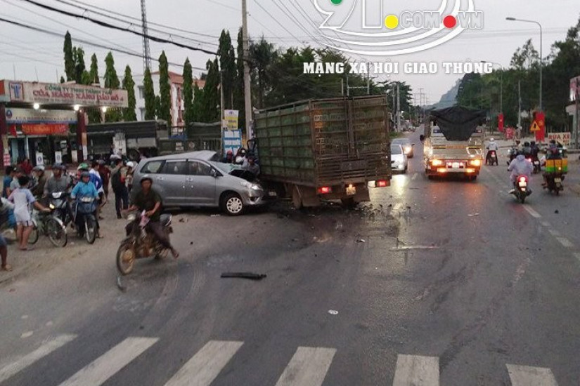 Ô tô tải chở vịt lao sang làn đường ngược chiều, tông nát đầu Toyota Innova tại Đồng Nai