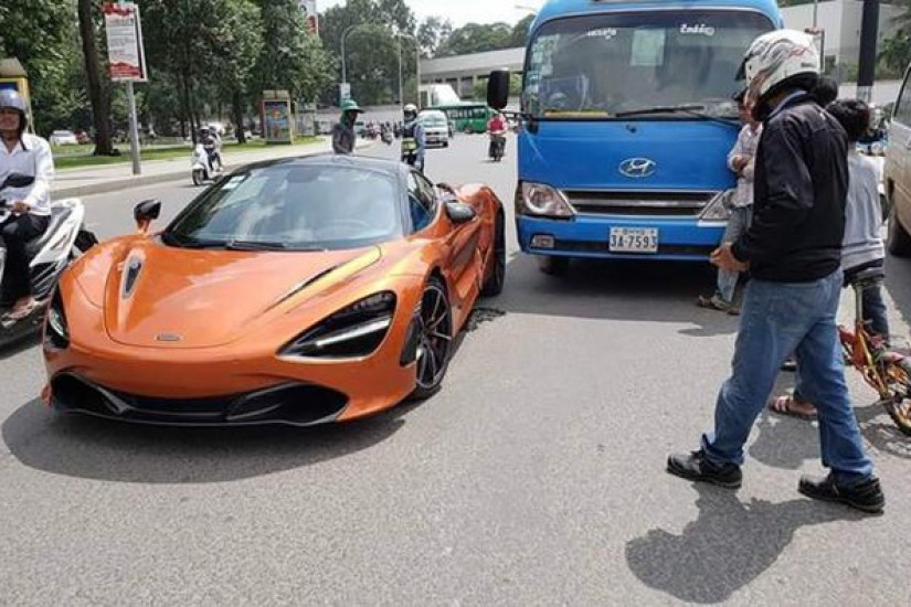 Siêu xe McLaren 720S va chạm với xe buýt, hông xe móp méo