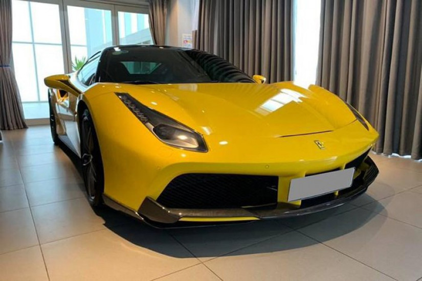 Đại gia Hà Nội chi trăm triệu độ siêu xe Ferrari 488 GTB