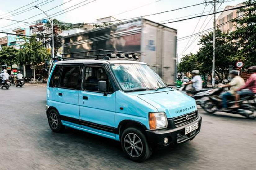 Sắm ô tô 90 triệu đi du Xuân, bí quyết hạnh phúc của đôi vợ chồng trẻ