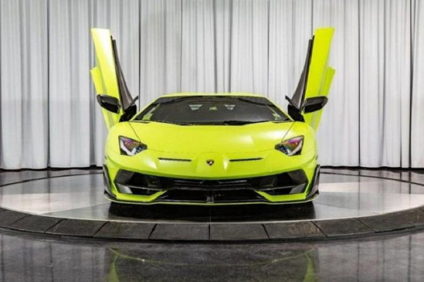 Siêu xe Lamborghini Aventador SVJ sơn dạ quang cực hiếm