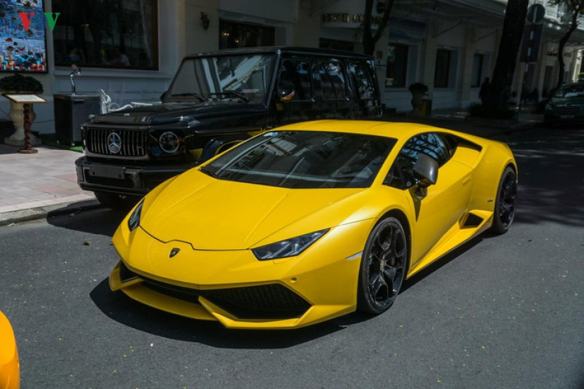 Lamborghini Huracan màu vàng nổi bật trên phố Sài Gòn ngày cuối tuần