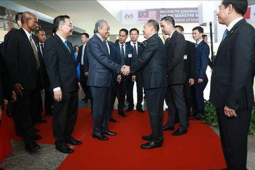 Thủ tướng Malaysia Mahathir Mohamad lái thử xe VinFast