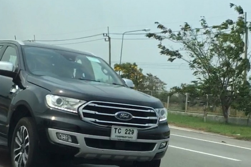 Ford Everest 2018 xuất hiện trần trụi trên đường phố dù chưa ra mắt