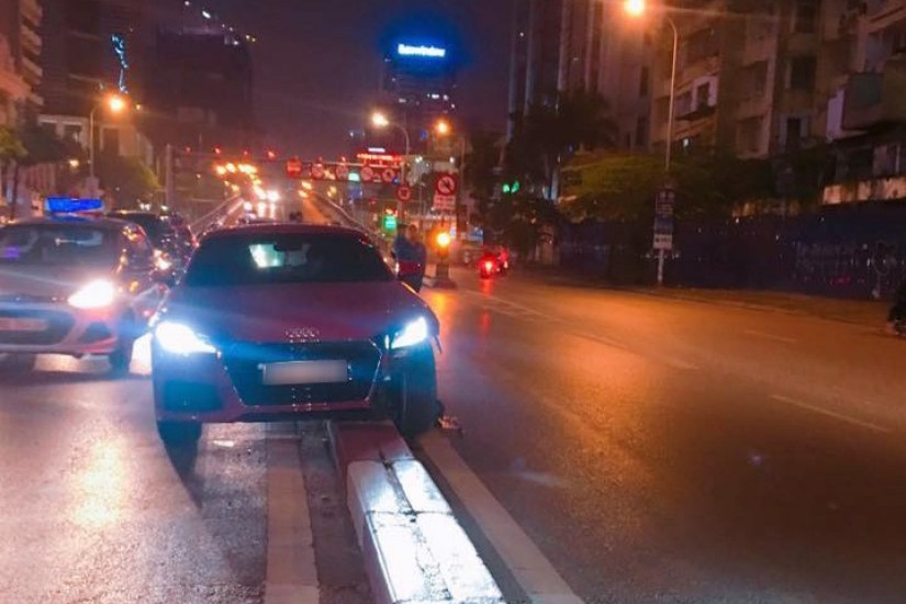 Timxe.net - Láng Hạ: Audi TTS giá 2,1 tỷ đồng "vỡ đầu" vì leo dải phân cách