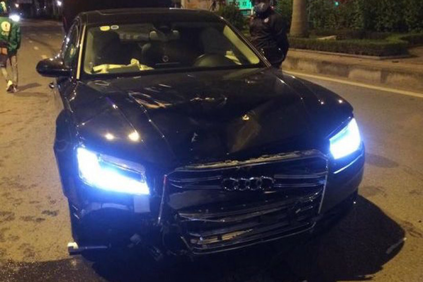 Hà Nội: Đang dừng lại mua xôi, nam thanh niên bị Audi A8 tông trực diện