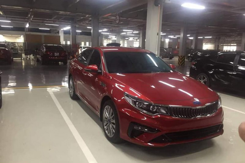 Kia Optima nâng cấp mới đã về tới đại lý, xe không có nhiều thay đổi