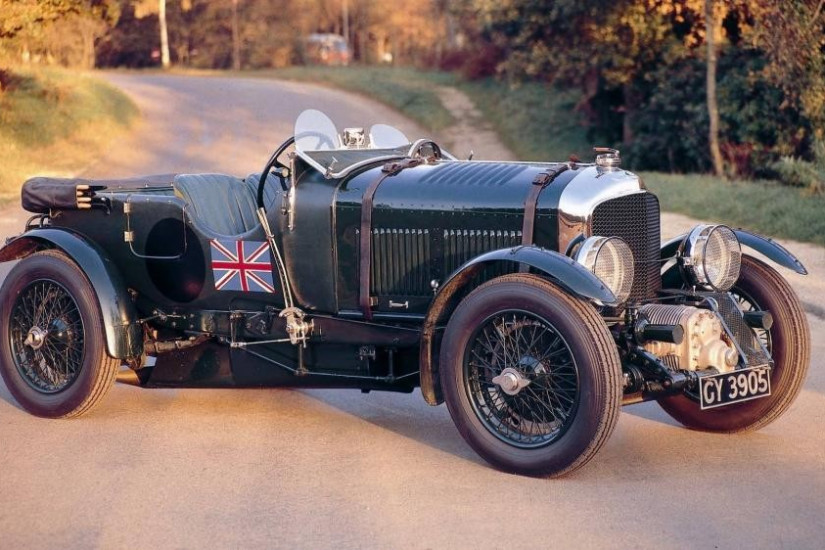 Aston Martin DB5 đã trở thành chiếc xe nổi tiếng nhất thế giới như thế nào?