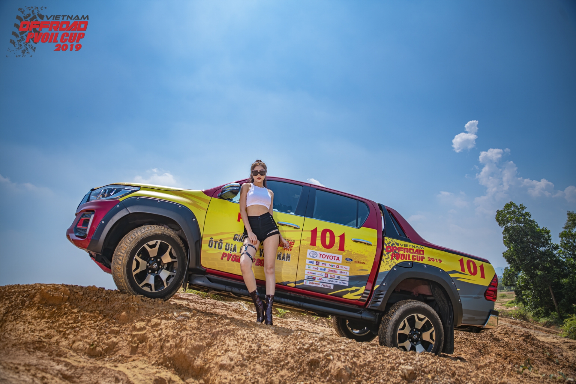 trai nghiem lai xe dia hinh voi toyota hilux tai pvoil voc 2019