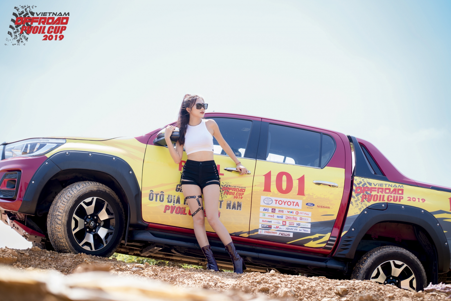 trai nghiem lai xe dia hinh voi toyota hilux tai pvoil voc 2019