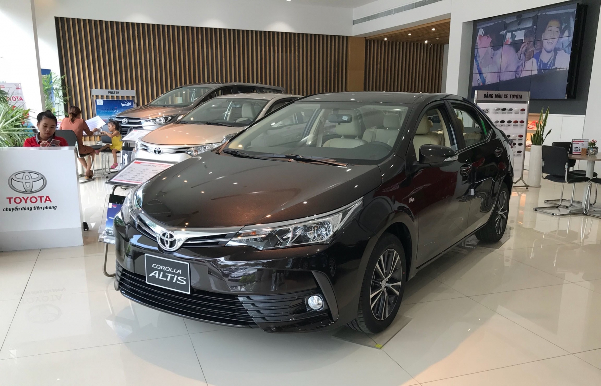 toyota ho tro 50 phi truoc ba khi mua corolla altis fortuner va innova