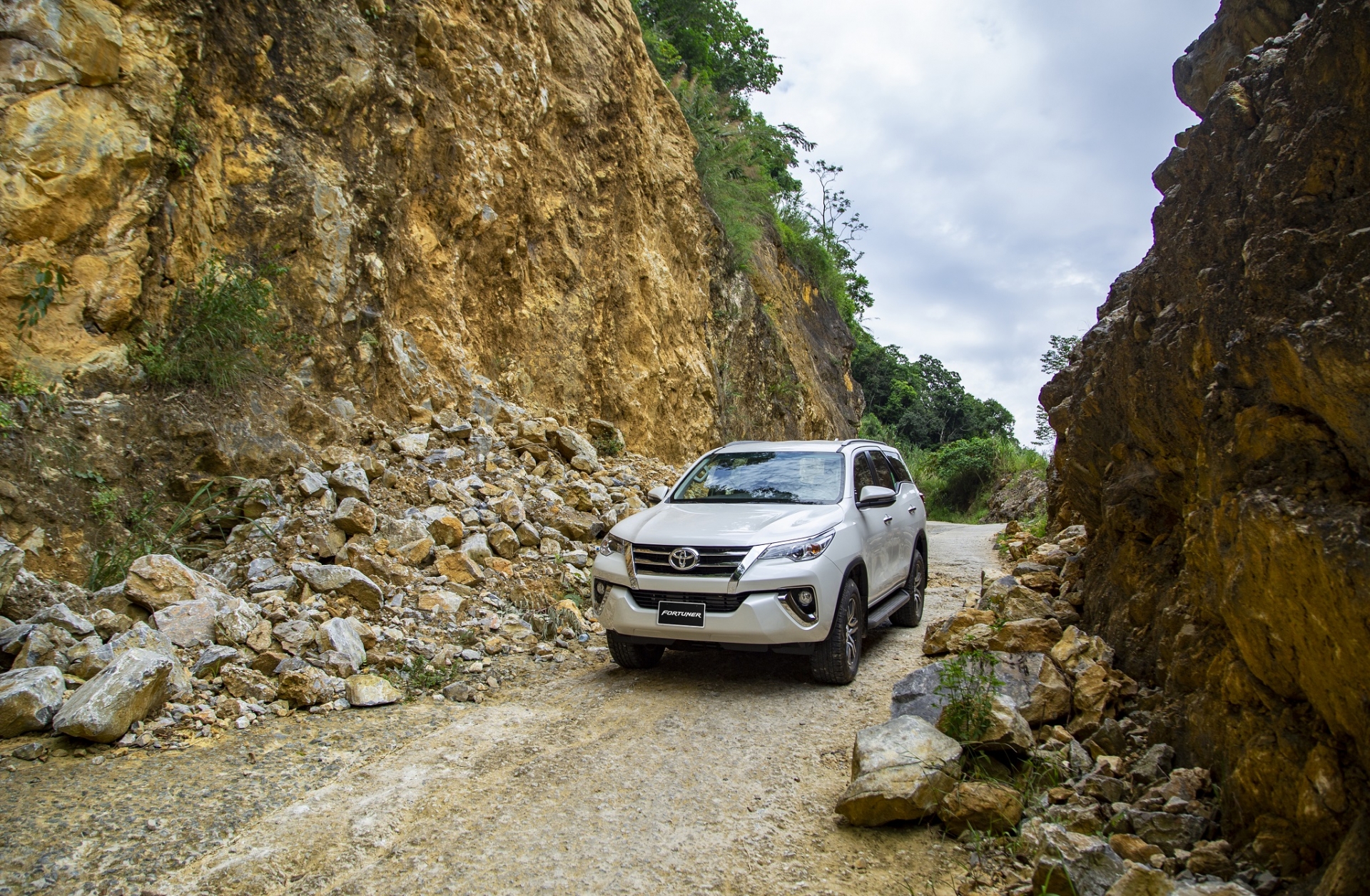 5 ly do cac cong ty dich vu van chuyen tin dung toyota fortuner va innova